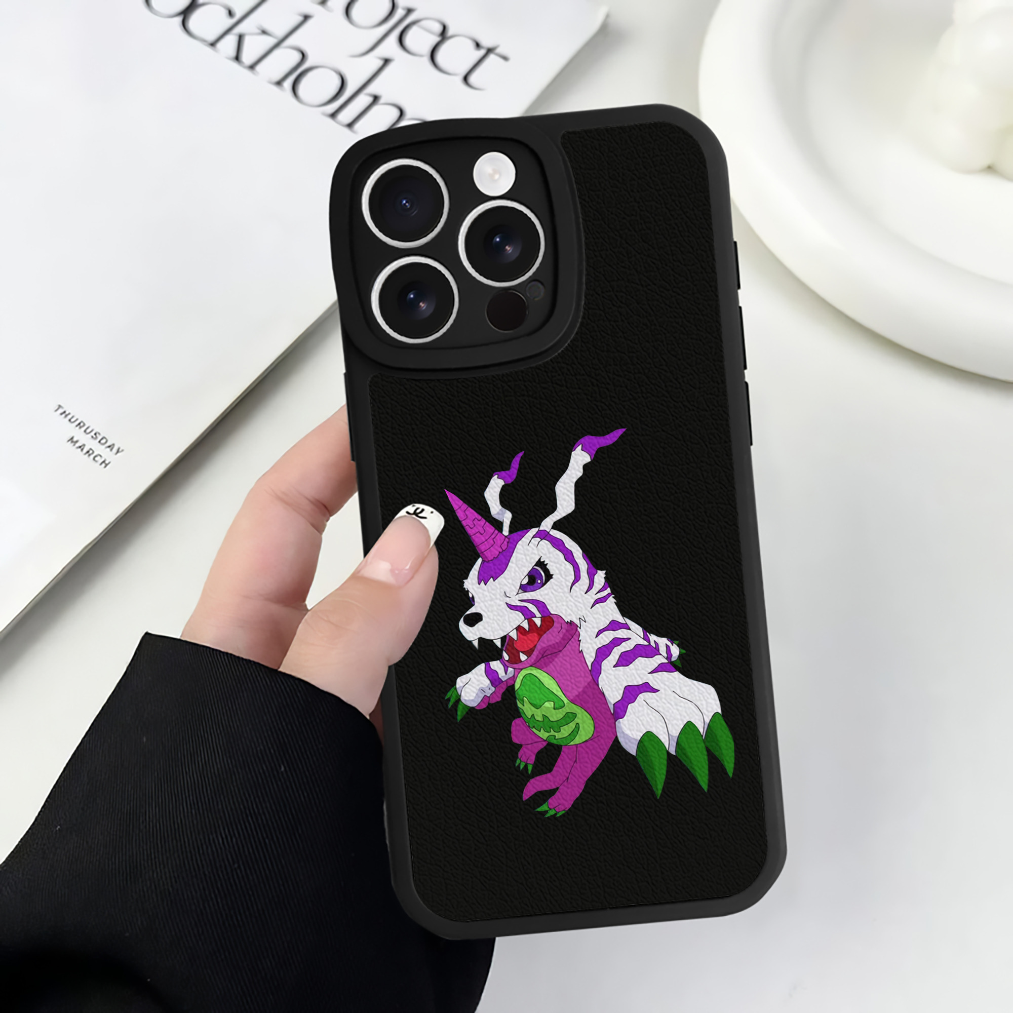 （画像用） Digimon デジタルモンスター/デジモン 【iPhone 16シリーズ対応】シリコンスマホケース（レザー調） 材質：シリコン